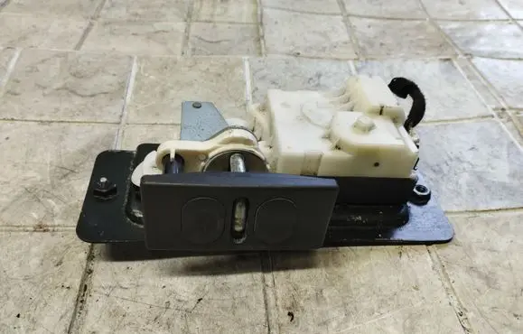 Loading door lock
