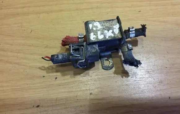 Volkswagen Golf III Vacuum valve 028906283F