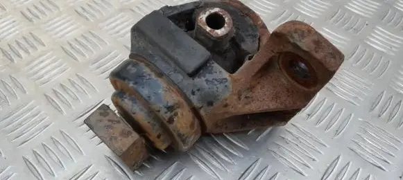 Mazda 626 Engine mount bracket