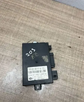 Mercedes-Benz C W203 Tow bar relay 0295456732 5DS00810200
