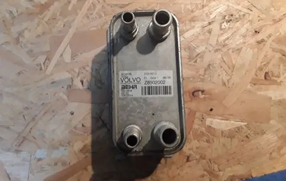 Volvo V40 Engine oil radiator 31319313 Z8502002
