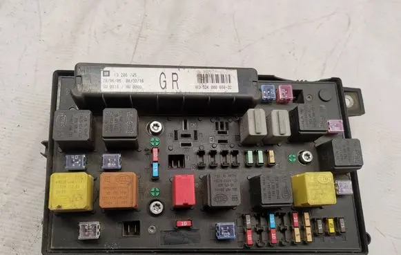 Opel Astra H Fuse module 13206745