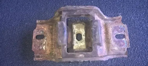 Ford Fiesta Engine mount bracket 2S617M121BB 2S61-7M121-BB