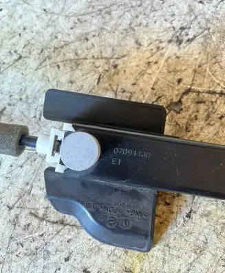 Audi A8 S8 D3 4E Seat belt adjustment motor 0709113D