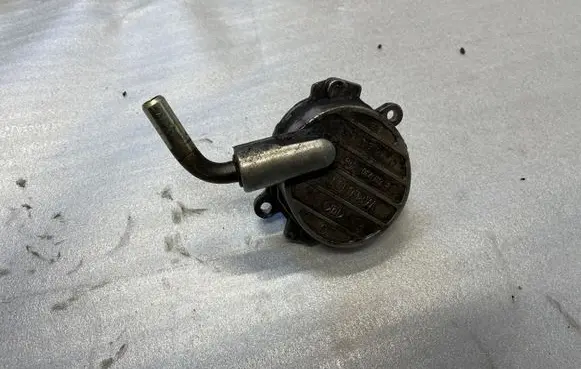 Mercedes-Benz E W211 Vacuum pump A6112300065