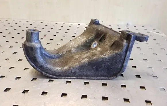 Audi A8 S8 D2 4D Engine mounting bracket 4D0199308E