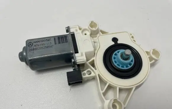Mercedes-Benz CLS C257 Rear door window regulator motor A0009061507