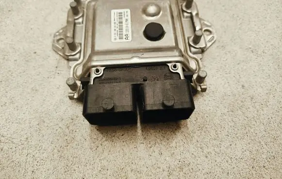 Suzuki Vitara (LY) Engine control unit/module 0261S08263 3391061M00 1039S67589