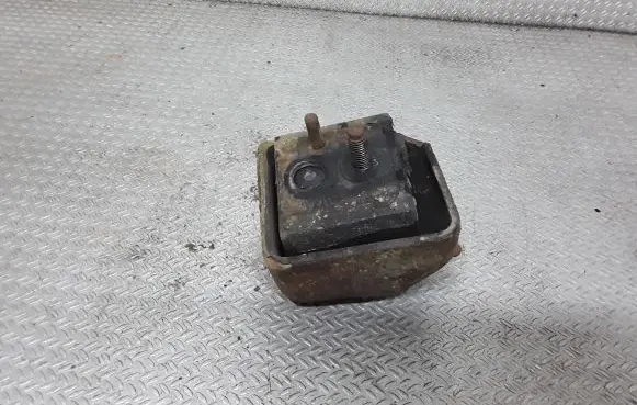 Ford Explorer Engine mount bracket