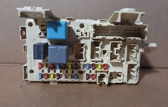 Toyota Avensis T250 Fuse module 8264105020A 5121894712
