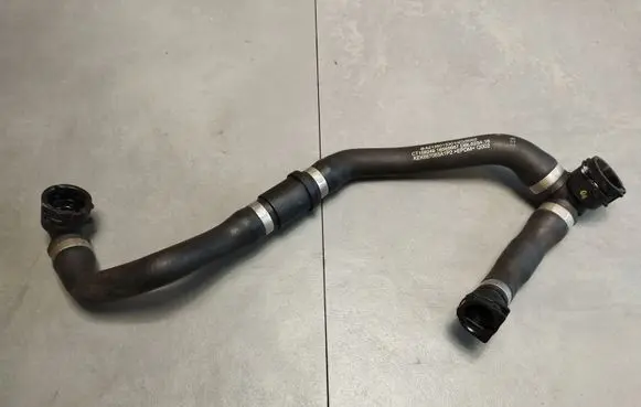 Engine coolant pipe/hose