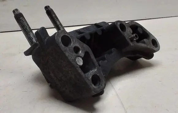 Citroen C4 I Engine mounting bracket 326C29