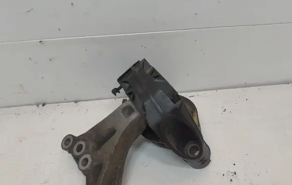 Engine mount bracket