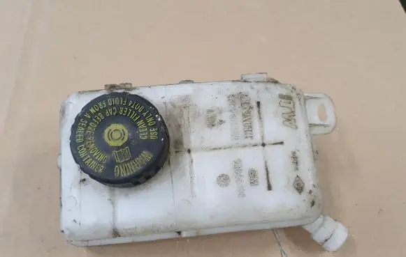 Renault Trafic III (X82) Brake fluid reservoir 
