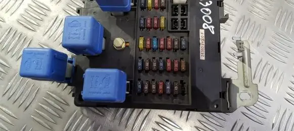 Nissan Almera Fuse box set 243501n000f 1n06g04
