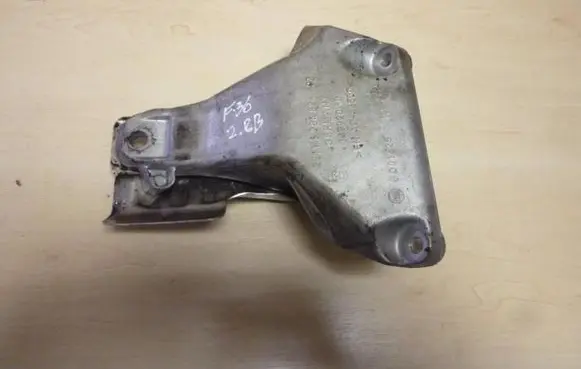 Engine mounting bracket