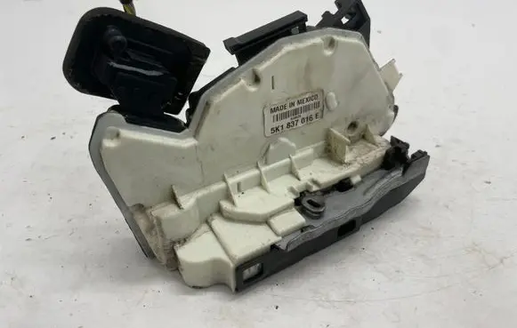 Volkswagen Jetta VI Front door lock 5K1837016E