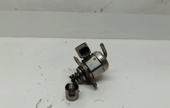 Volkswagen PASSAT B7 Mechanical fuel pump 04E127025b 7001854717 0261520261