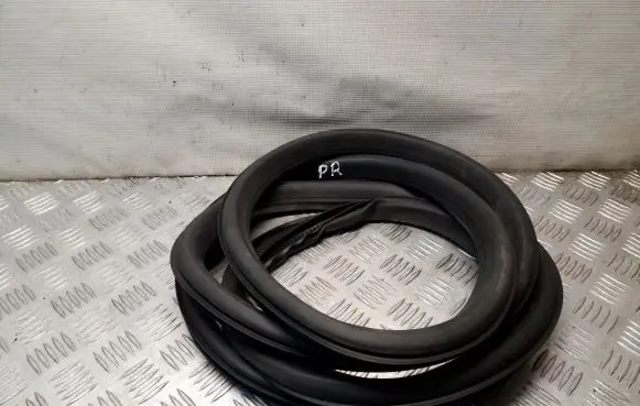 Opel Meriva B Front door rubber seal 476387035 13266905