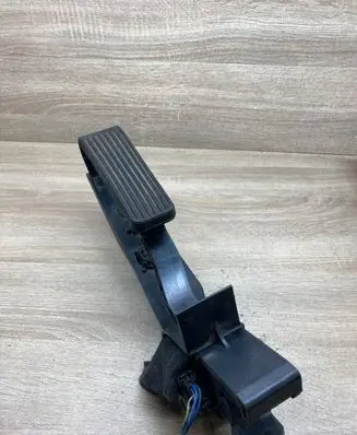 Mercedes-Benz E W211 Accelerator throttle pedal A2113000404 A2113010001