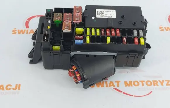 Opel Astra K Fuse module 15513165