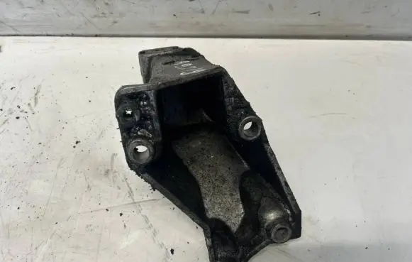 Volkswagen PASSAT B5 Engine mounting bracket