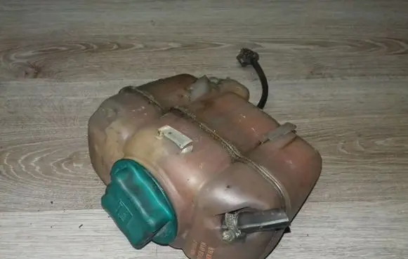 Volvo V70 Coolant expansion tank/reservoir 8634226 8634227