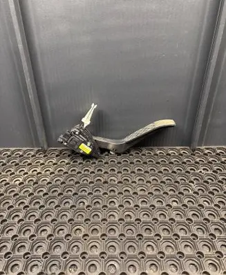 Accelerator throttle pedal