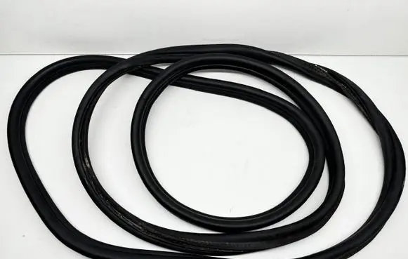 BMW 5 E60 E61 Seal rubber (tailgate) 7061389 51717061389