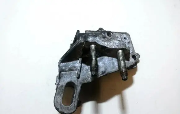 Engine mounting bracket