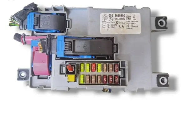 Fiat Punto (199) Fuse module 28223084 00518699250