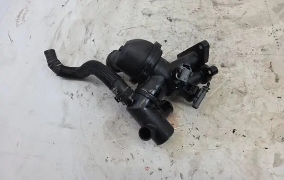 Jaguar XE Thermostat housing G4D38575AE