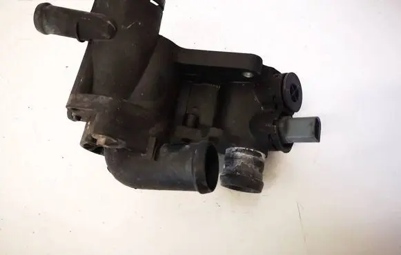 Volkswagen Golf IV Engine coolant pipe/hose 032121111
