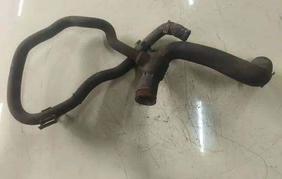 Coolant pipe/hose