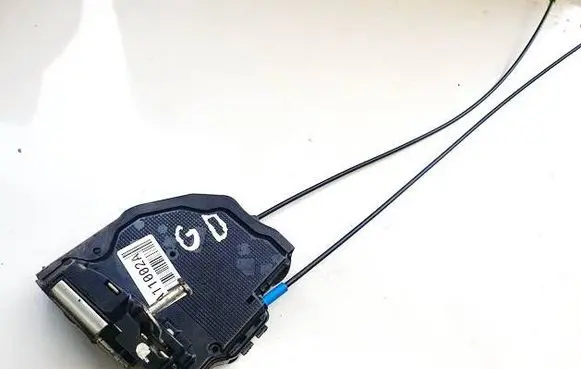 Toyota Auris 150 Rear door lock A046693