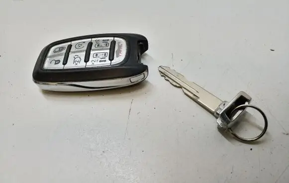 Chrysler Pacifica Ignition key/card 