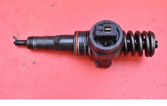 Volkswagen PASSAT B5 Fuel injector 038130073J