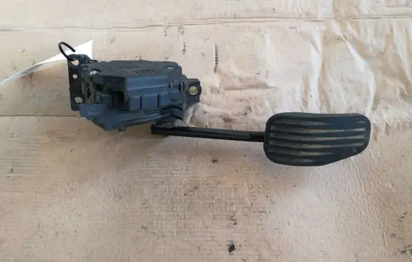 Volvo V70 Accelerator throttle pedal 9447135