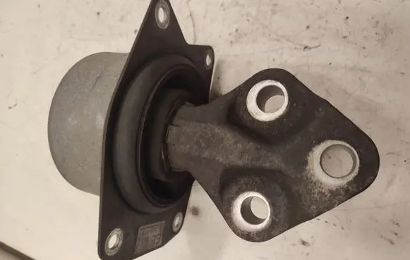 Opel Insignia A Engine mount bracket 13322173