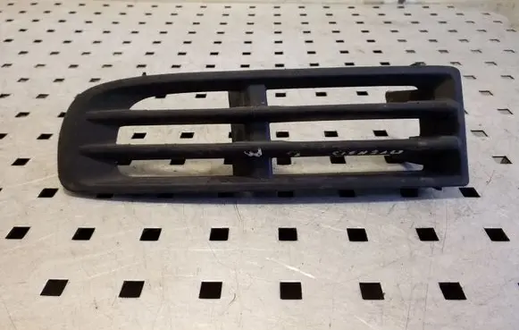 Toyota Avensis T220 Front bumper lower grill 5311305030
