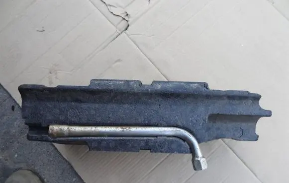 Renault Kangoo II Wheel nut wrench 745L67748R