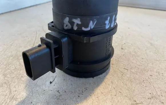 BMW 1 E81 E87 Mass air flow meter 0281002561