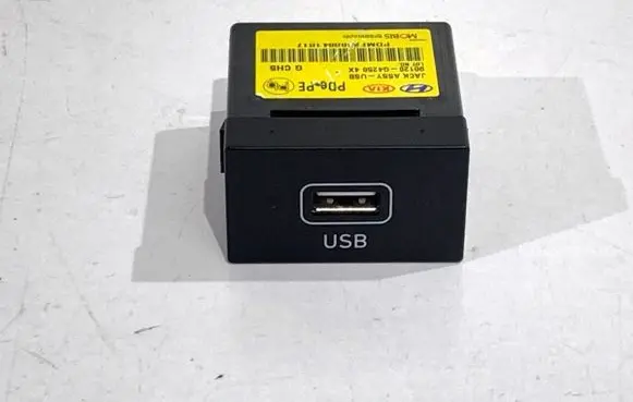 Hyundai i30 USB socket connector 96120G4250