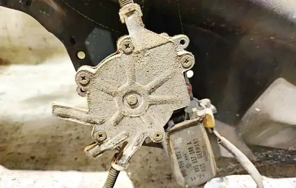 Audi 80 90 S2 B4 Front door window regulator motor 893837398A