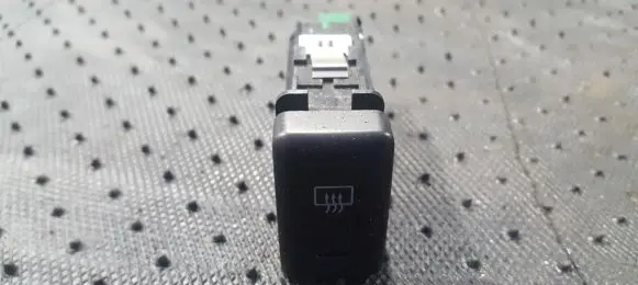 Isuzu Rodeo Windscreen/window heater switch M16334
