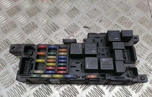 Volvo V70 Fuse box cover 518717004