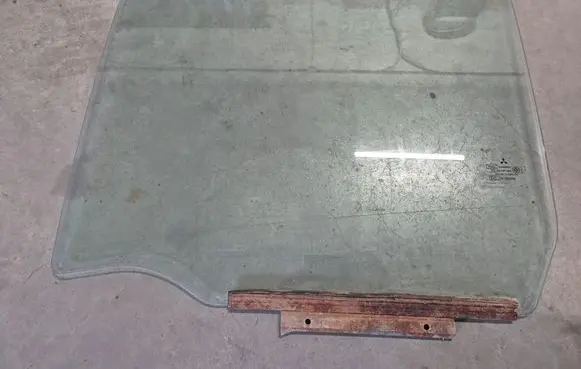 Mitsubishi L200 Rear door window glass