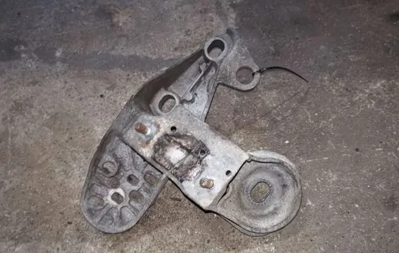 Audi A6 S6 C5 4B Engine mounting bracket 8E0199351A