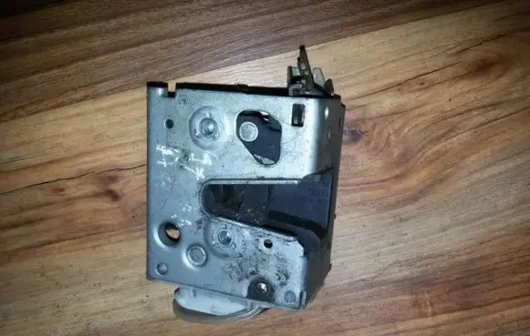 Audi A4 S4 B5 8D Front door lock 8D2837016A