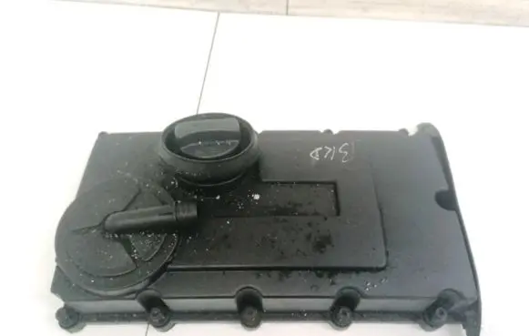 Volkswagen Golf V Rocker cam cover 03g103475